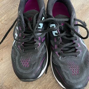 Asics Running Shoe, Very lightly worn. In perfect condition! Size 8!!
